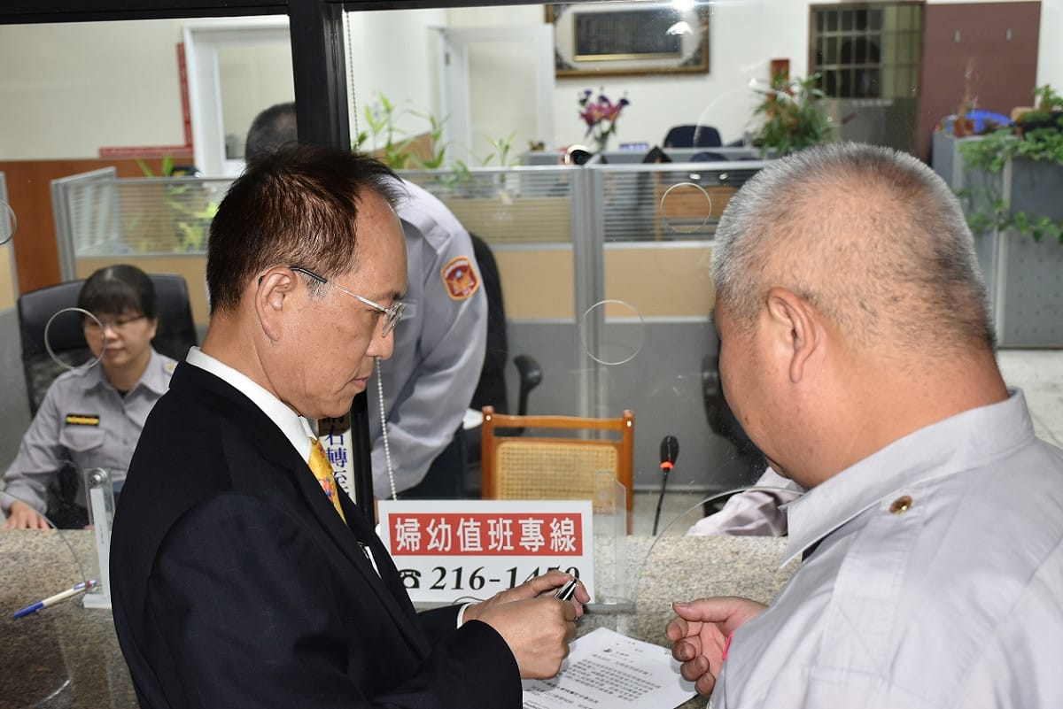 林富男(左)至高檢遞狀控告王浩宇。 圖：孫家銘/攝