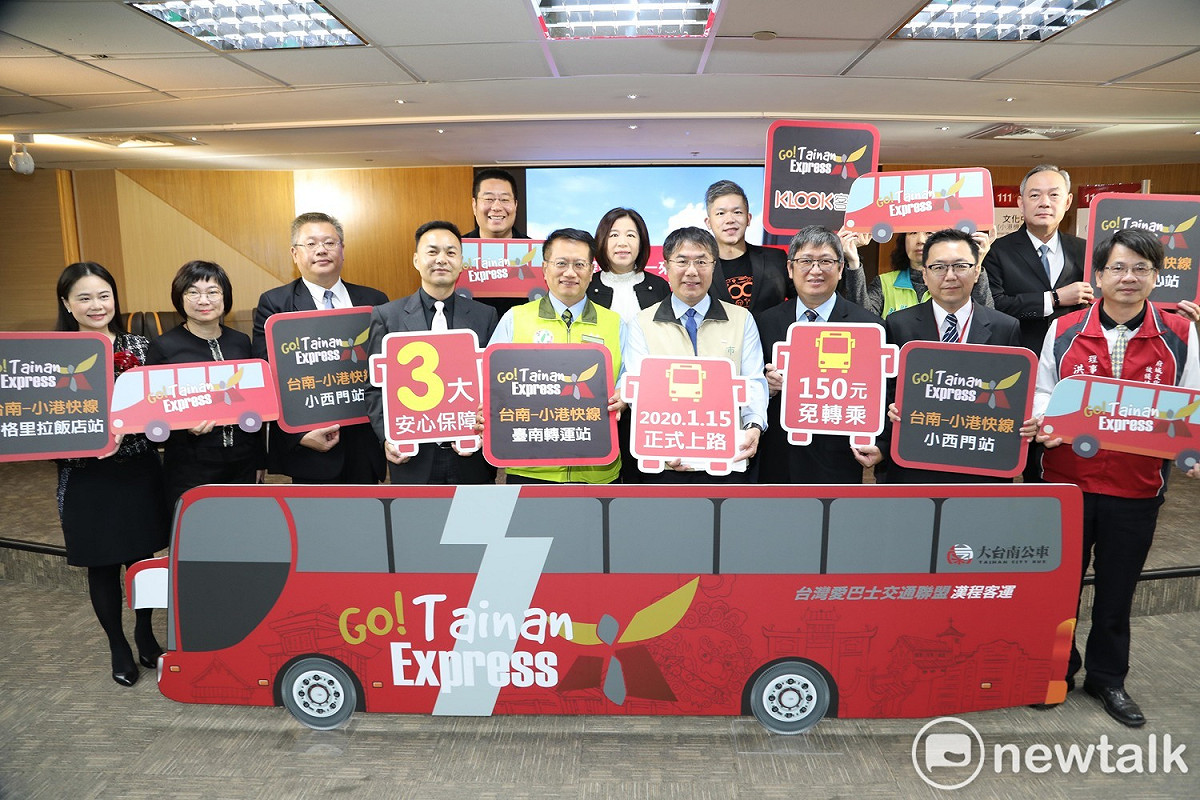 台南市長黃偉哲宣布「台南─小港機場快線」於109年1月15日正式啟航，期藉由便捷交通服務，吸引國際遊客由小港機場入境造訪台南。 圖：黃博郎／攝
