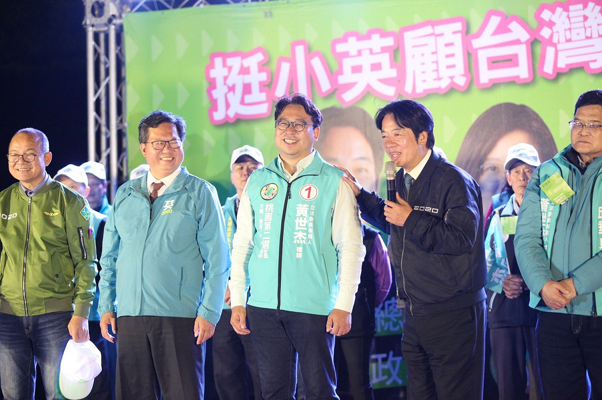 賴清德誇讚黃世杰從原本微幅落後，達到黃金交叉，追過對手，非常的不簡單。 圖：黃世杰競選辦公室/提供