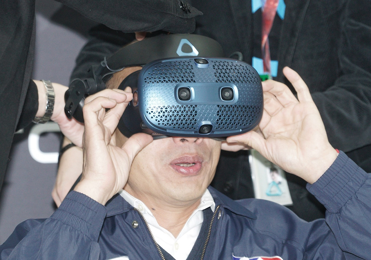 韓國瑜藉由360度VR Cosmos眼鏡，體驗HTC與法國羅浮宮合作的「蒙娜麗莎-越界視野」，讚嘆達文西的蒙娜麗莎作品 圖：張良一/攝