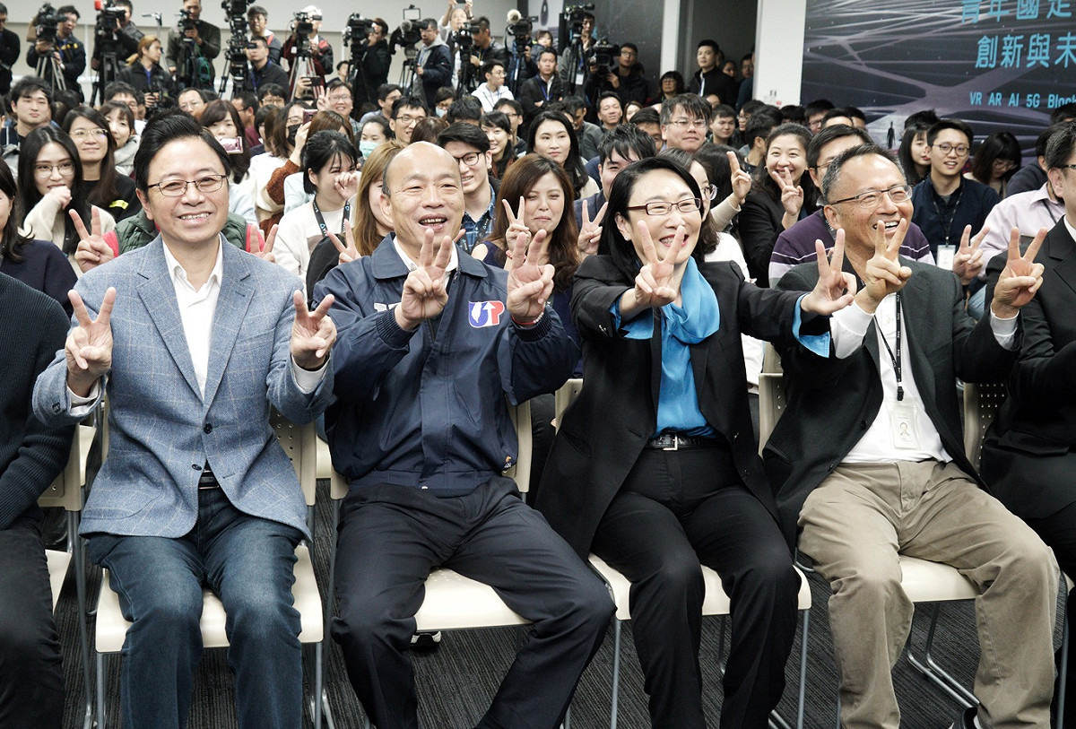 國民黨總統候選人韓國瑜、副總統候選人張善政參訪宏達電新店總部時，和宏達電董事長王雪紅、威盛董事長陳文琦以及員工一起合影。 圖：張良一/攝