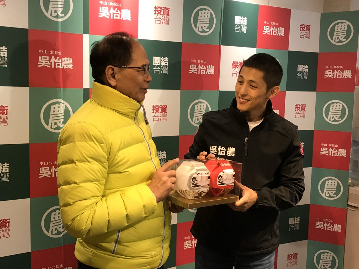 前行政院長、民進黨不分區立委候選人游錫堃今（27）早準備了一對必勝達摩送給民進黨立委候選人吳怡農。 圖：吳怡農競辦提供