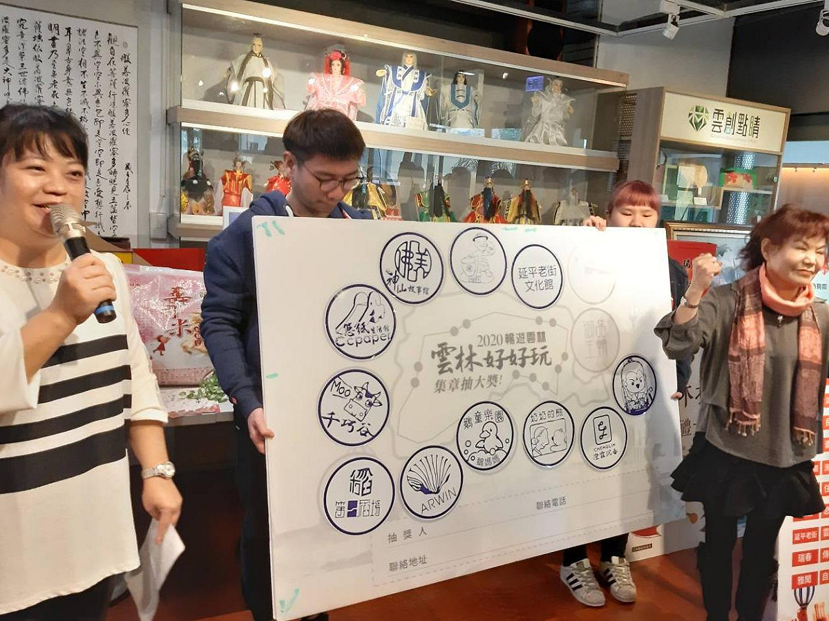 發起業者之一「偶的家戲偶文創園區」總經理徐依裟(左一)說明活動辦法  攝影：公民記者張琇菊