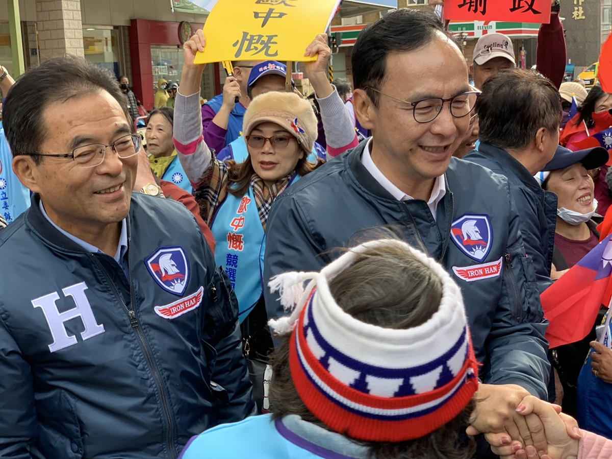 朱立倫今天到澎湖陪同立委候選人歐中慨到北辰市場向民眾拜票。 圖：朱立倫辦公室／提供