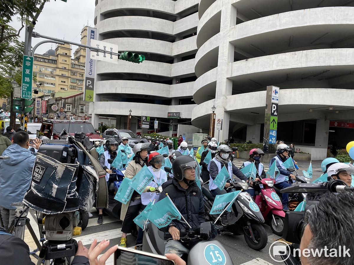 民眾黨今日於新文化運動紀念館展開掃街。 圖：周煊惠／攝