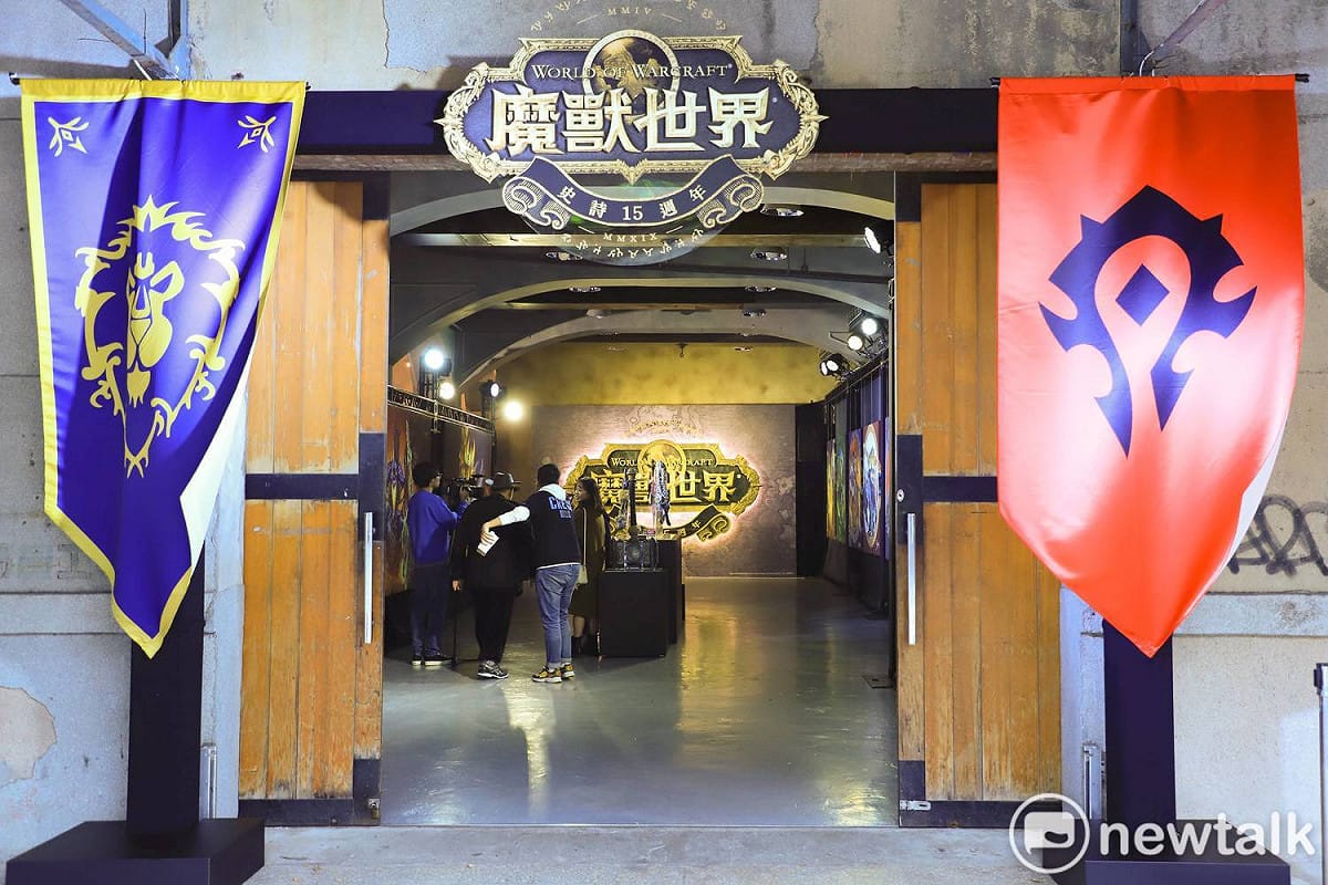 展區門口立著兩幅聯盟與部落的旗幟。 圖：陳耀宗／攝