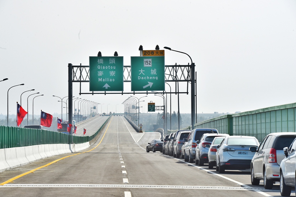 西濱快速公路在彰化芳苑至大城路段啟用通車。 圖：行政院提供
