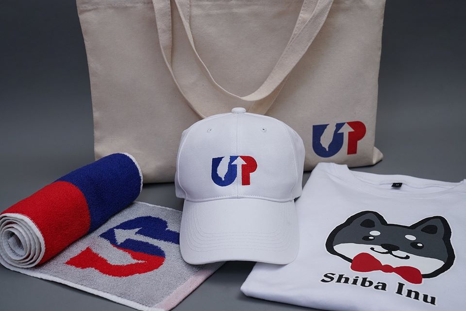 國民黨總統候選人韓國瑜以「台灣 UP」為主視覺，推出競選小物，包括帆布袋UP、毛巾UP、帽子UP、黑米魯T恤等。 圖/取自韓國瑜臉書