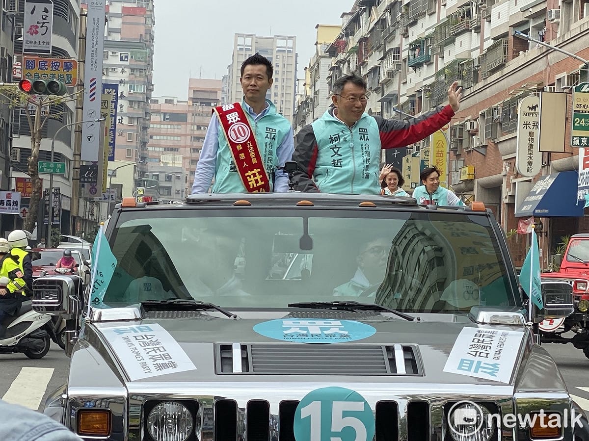台北市長、民眾黨黨主席柯文哲日前與黨籍高雄市立委候選人莊貽量一起掃街。 圖：周煊惠 ／攝（資料照）