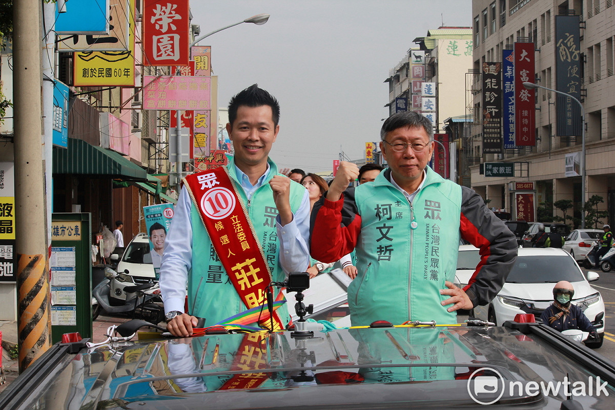 民眾黨主席柯文哲和黨籍立委候選人莊貽量掃街。 圖：周煊惠 ／攝