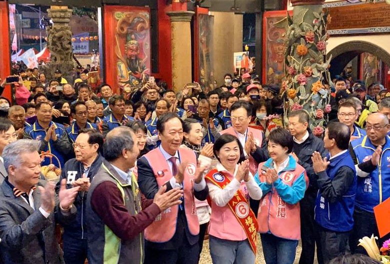 郭台銘昨晚替立委候選人楊瓊瓔站台，大酸無黨籍立委洪慈庸「忙著結婚生子」引發爭議。 圖：翻攝自楊瓊瓔臉書