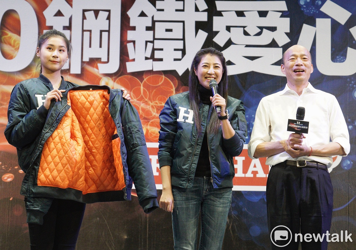 國民黨總統候選人韓國瑜下午出席H外套拍賣大會，由於拍賣現場反應熱烈，韓索性脫下他穿過的「原味夾克」，為活動帶來最高潮。 圖：張良一/攝