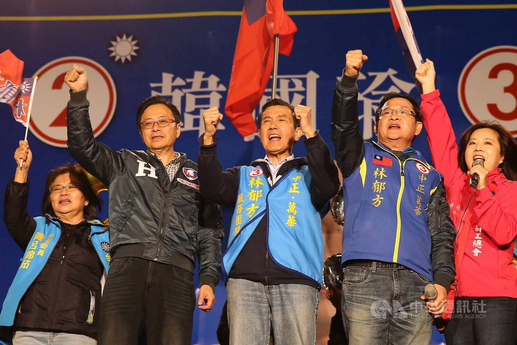 2020總統及立委選舉倒數，前總統馬英九（右3）、國民黨副總統候選人張善政（左2）28日晚間替同黨立委參選人林郁方（右2）站台。 圖／中央社