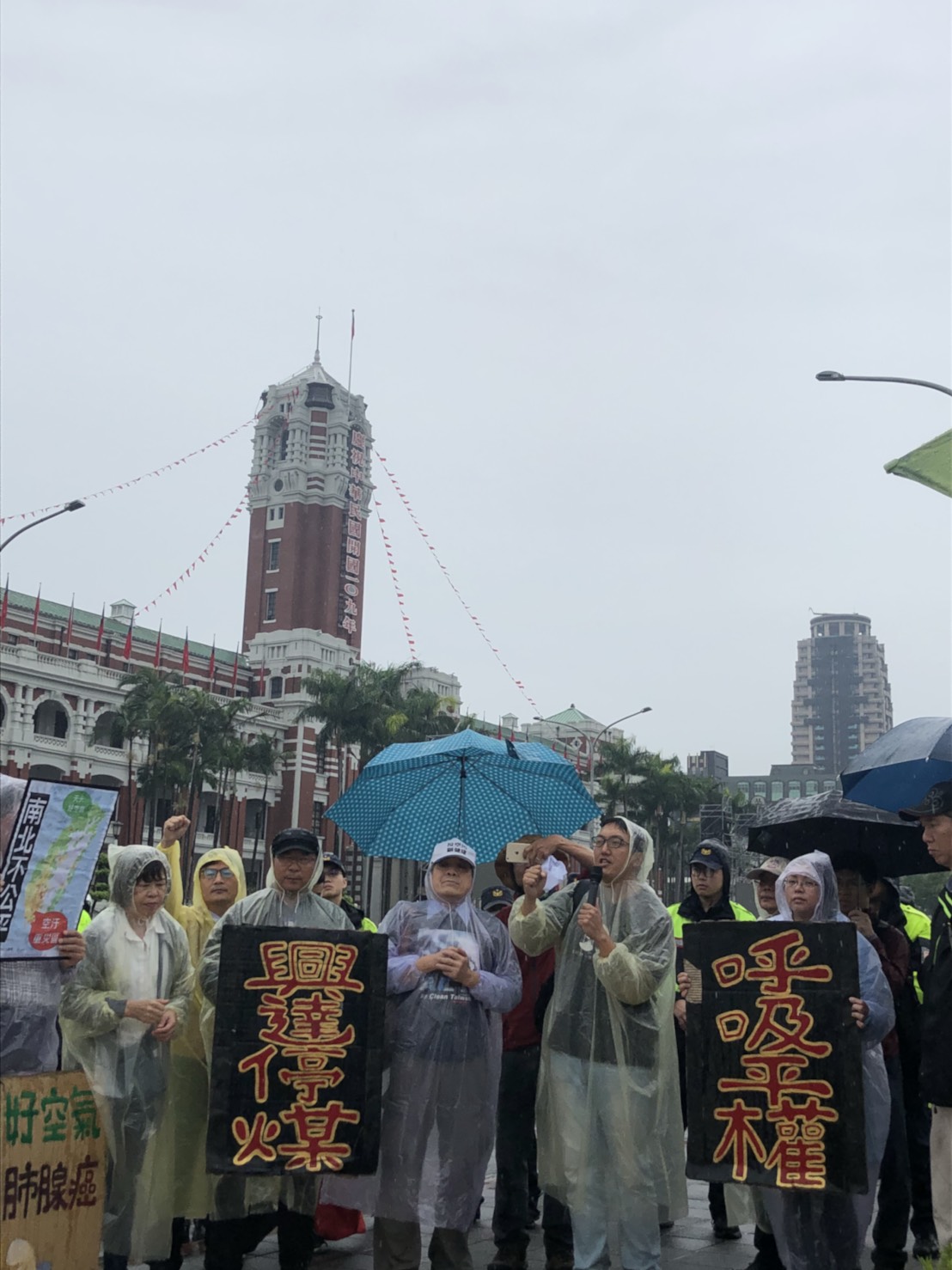 南部反空污大聯盟至總統府請願，表達呼吸乾淨空氣的心聲。 圖：南部反空污大聯盟/提供