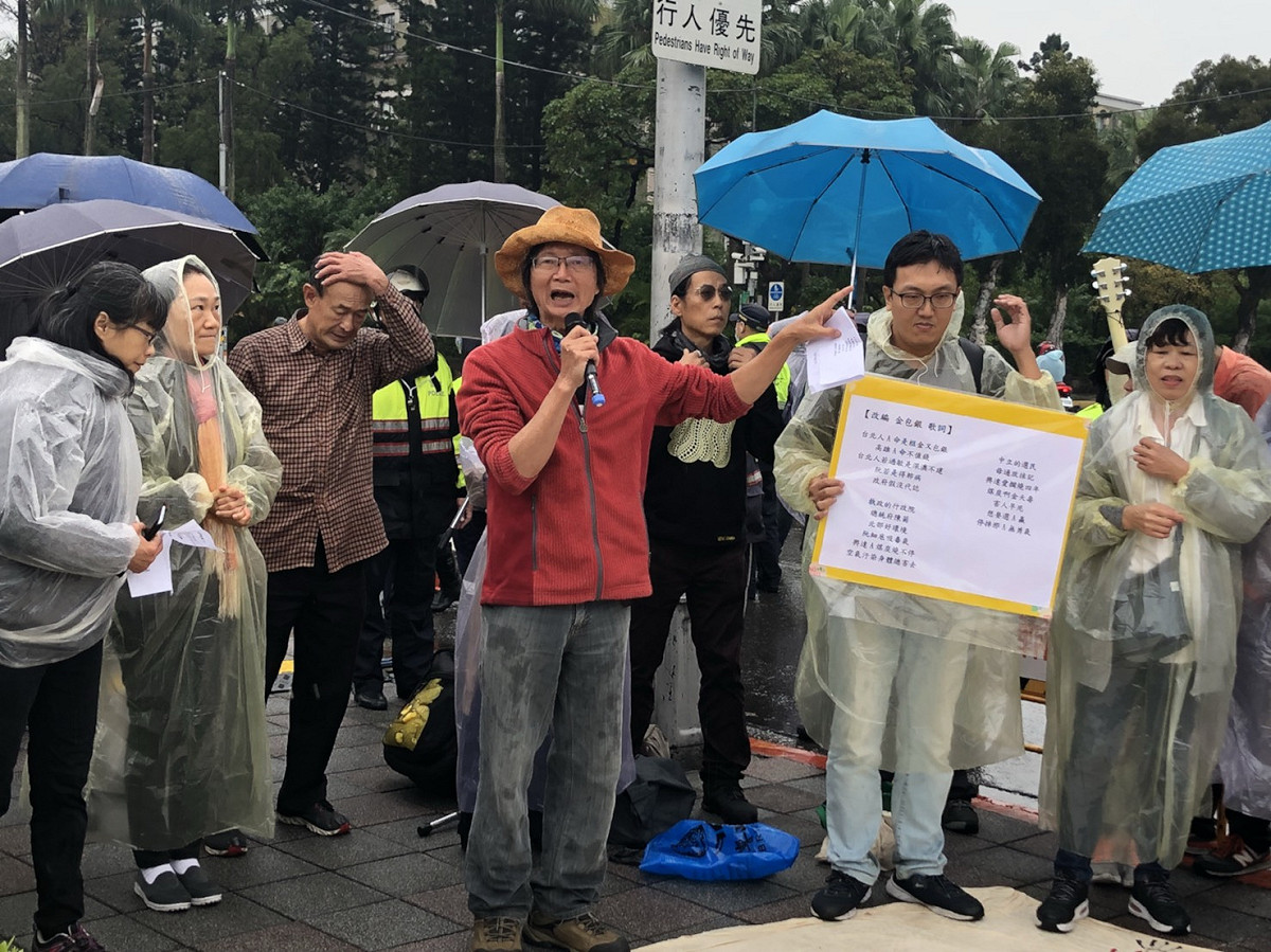 南部民眾北上冒雨在總統府前請願。 圖：南部反空污大聯盟/提供