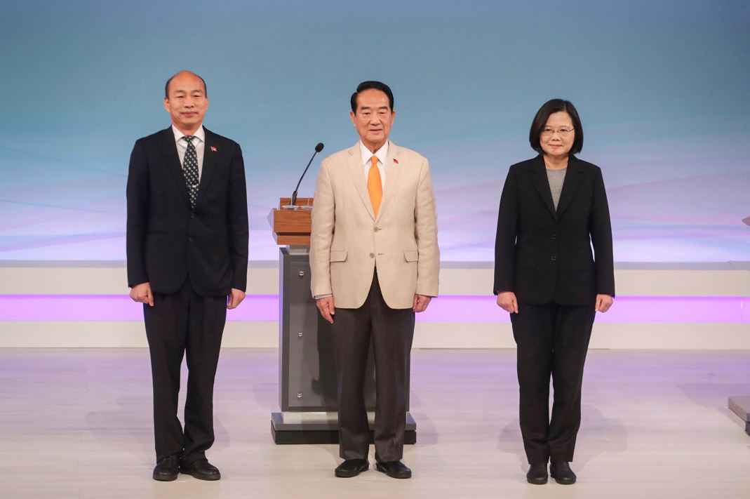 總統蔡英文（右）、親民黨總統參選人宋楚瑜（中）、國民黨總統參選人韓國瑜（左）。 圖：台北市攝影記者聯誼會提供