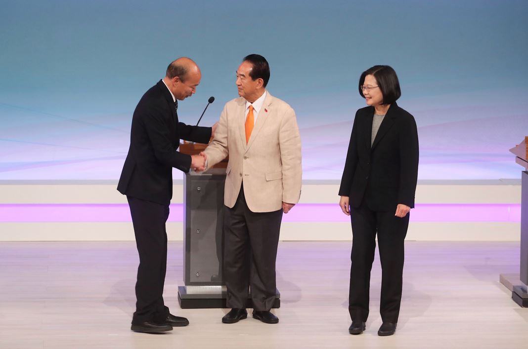 2020總統選舉電視辯論，總統候選人韓國瑜、宋楚瑜、蔡英文。 圖/台北市攝影記者聯誼會提供