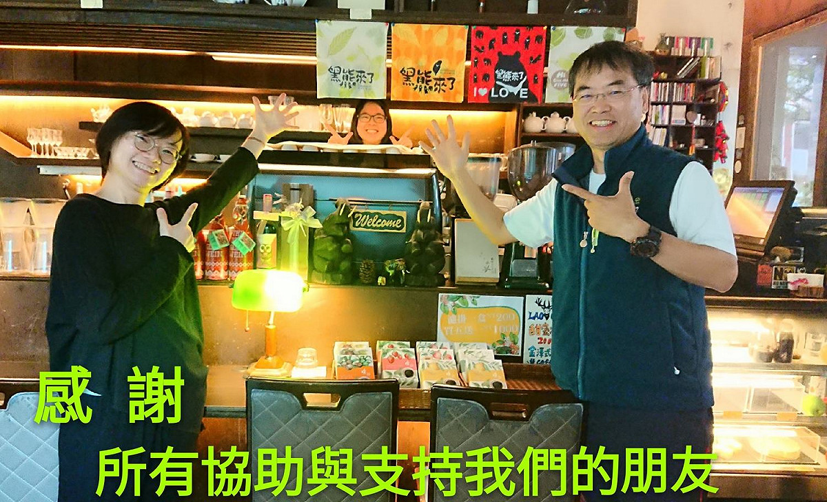 節目製作人兼主持人麥覺明(右)在臉書直播，表示「今天是MIT台灣誌的第906集，到今天就畫上一個句號了。」 圖：翻攝自 MIT台灣誌 臉書