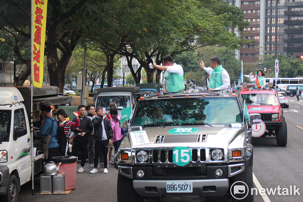 民眾黨主席柯文哲高雄車隊掃街拜票。 圖：周煊惠 ／攝