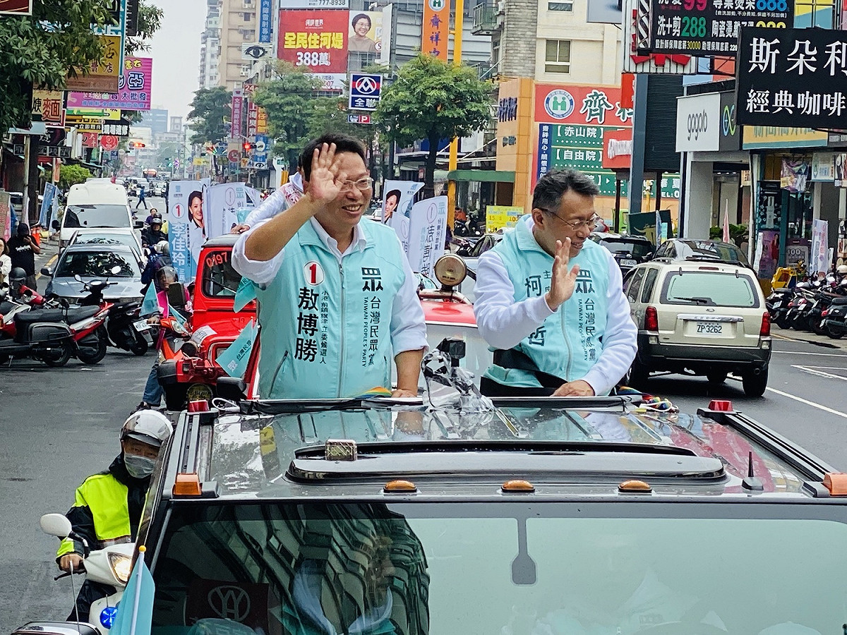 民眾黨主席柯文哲與黨籍立委候選人敖博勝。 圖：周煊惠 ／攝