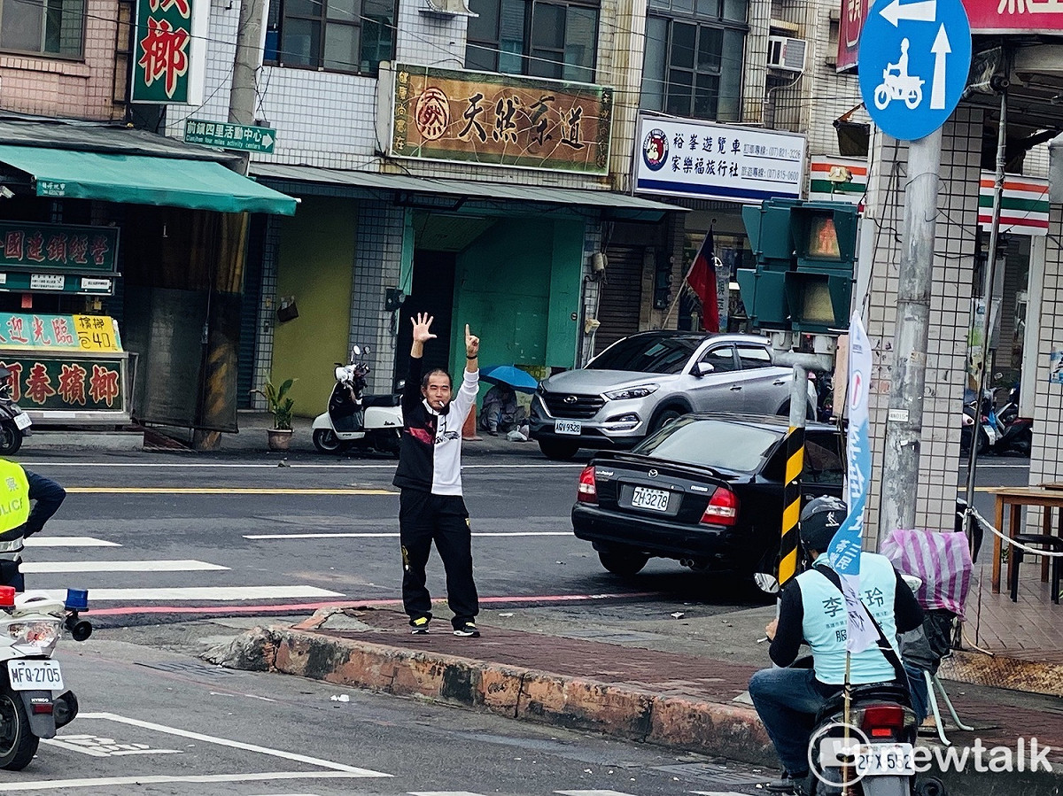 民眾手比民眾黨政黨號次15表達支持。 圖：周煊惠 ／攝