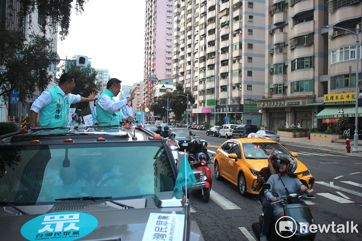 有民眾騎摩托車經過，與柯文哲熱情揮手。 圖：周煊惠 ／攝