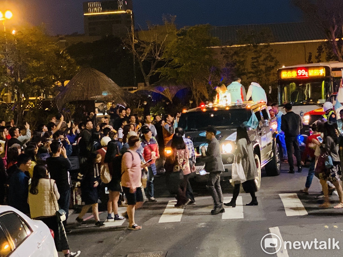 柯文哲28日晚間赴香蕉碼頭時，當地許多民眾看到是柯文哲，拿起手機捕捉畫面。 圖：周煊惠 ／攝