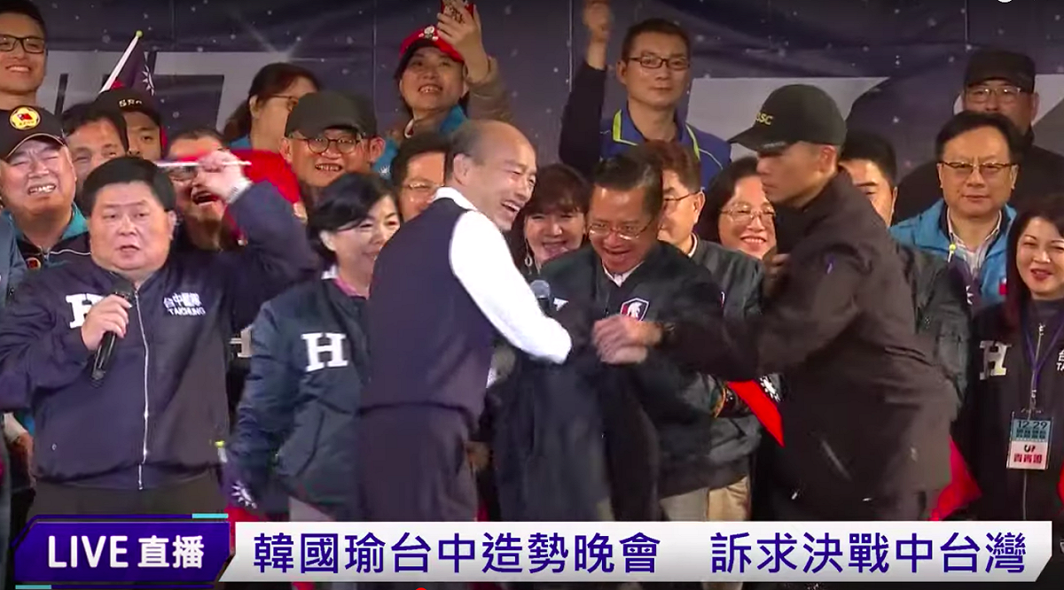 韓國瑜晚上出席大台中勝選造勢晚會時又爆粗口，痛批民進黨越罵越興奮，還一度停下脫掉西裝。 圖：翻攝自youtube直播