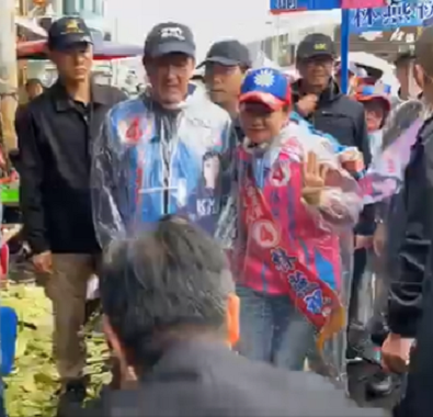 前總統馬英九30日至台南永康陪同國民黨立委候選人林燕祝掃街。 圖：翻攝自喚藍一新 林燕祝臉書