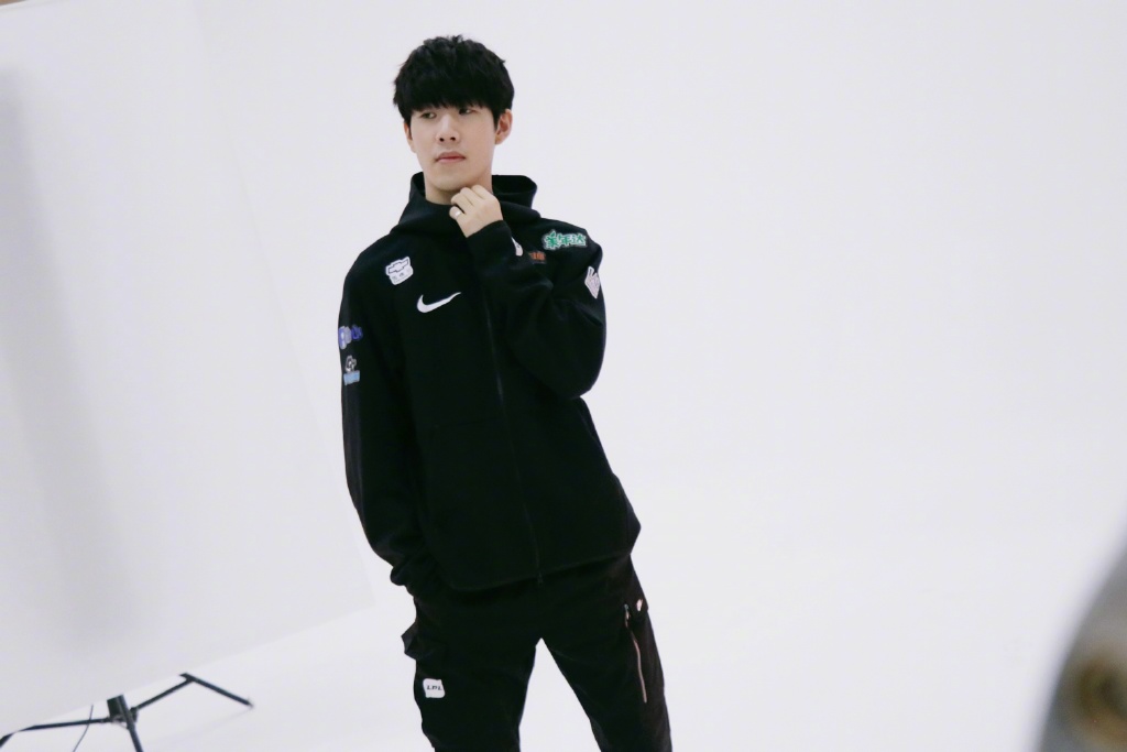 中國戰隊Invictus Gaming（iG）全新定裝照亮相獨缺Jackeylove 圖：翻攝自 iG 電子競技俱樂部 微博