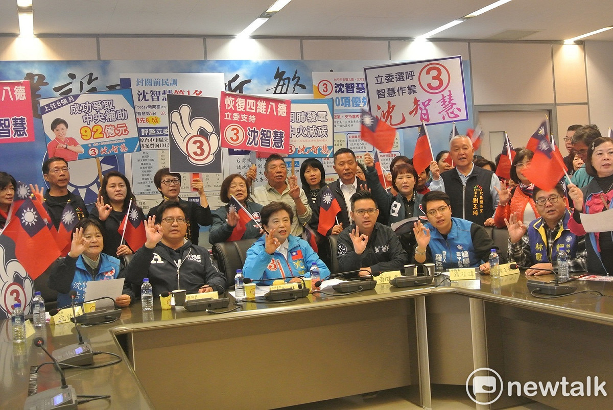 立委沈智慧在同黨市議員、數十位里長及地方意見領袖陪同下舉行「乾淨選舉護台灣」記者會。 圖：唐復年/攝