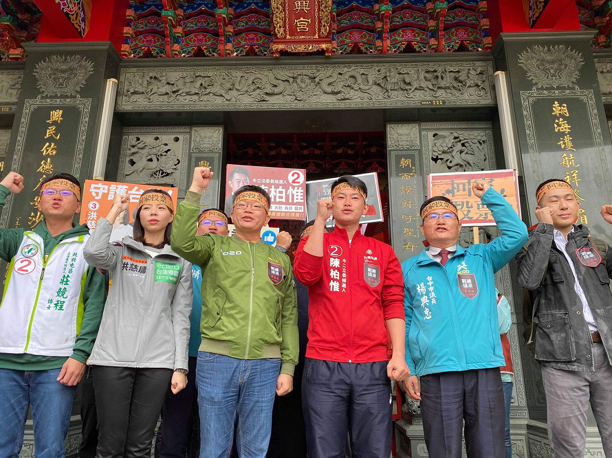 蔡其昌等人於沙鹿朝興宮舉辦《爭自由戰線搖滾記者會》，共同號召「戰線搖滾！守護台灣！回家投票！」 圖：蔡其昌競總/提供