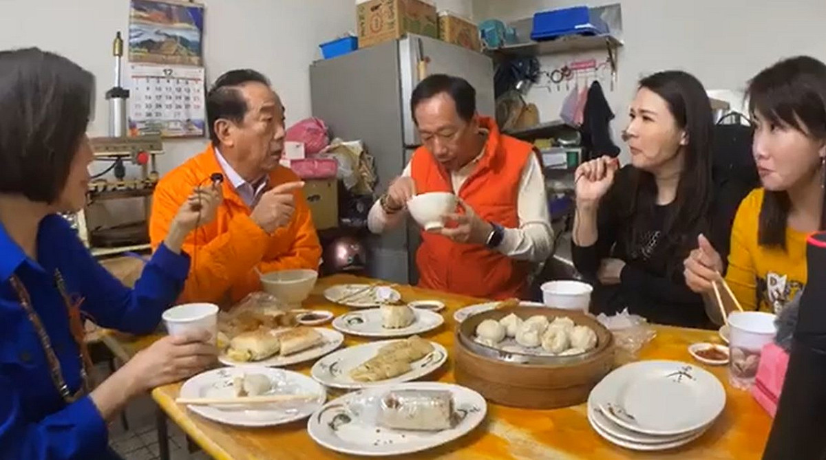郭台銘和宋楚瑜今早一同吃早餐開直播與網友互動。 圖：翻攝郭台銘臉書