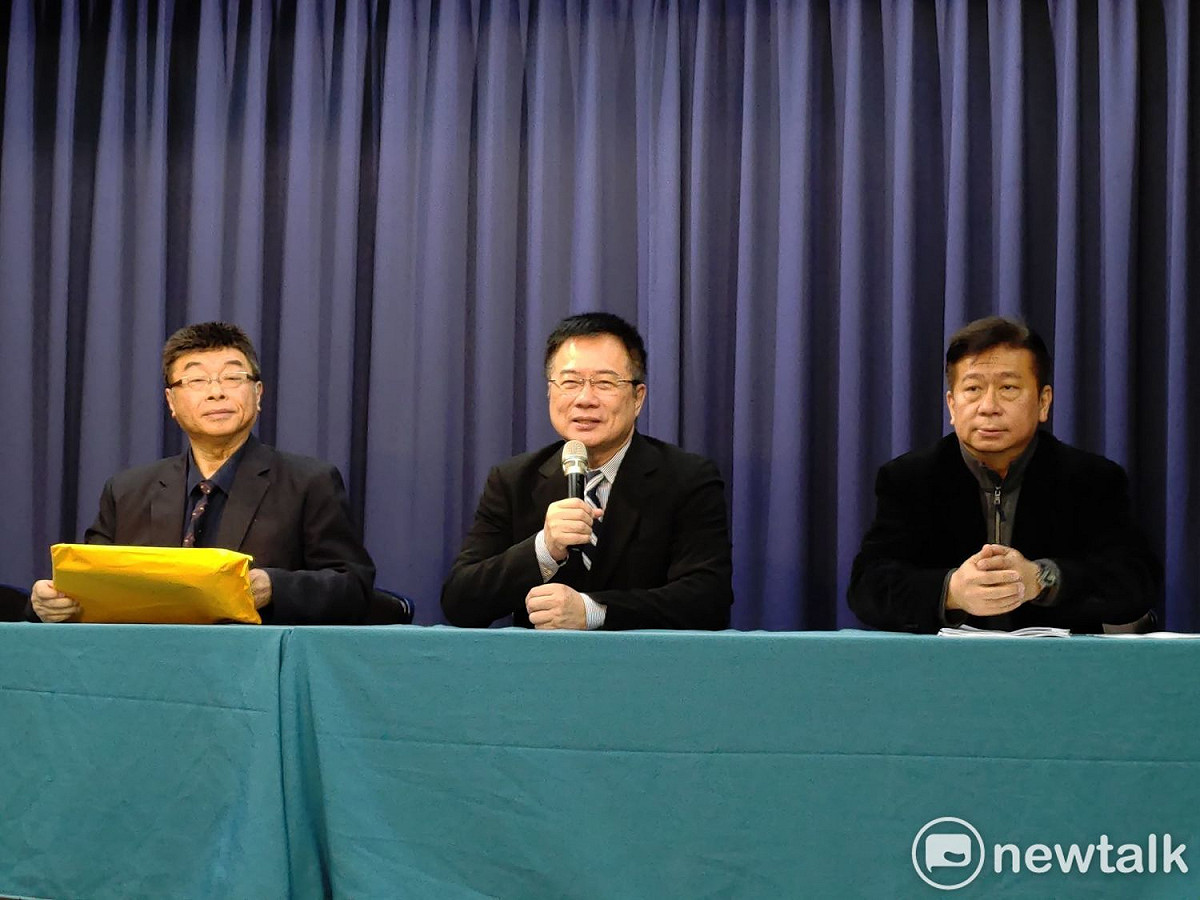 國民黨委由副祕書長張顯耀（圖右）呼籲民進黨就《反滲透法》懸崖勒馬。 圖：黃建豪/攝
