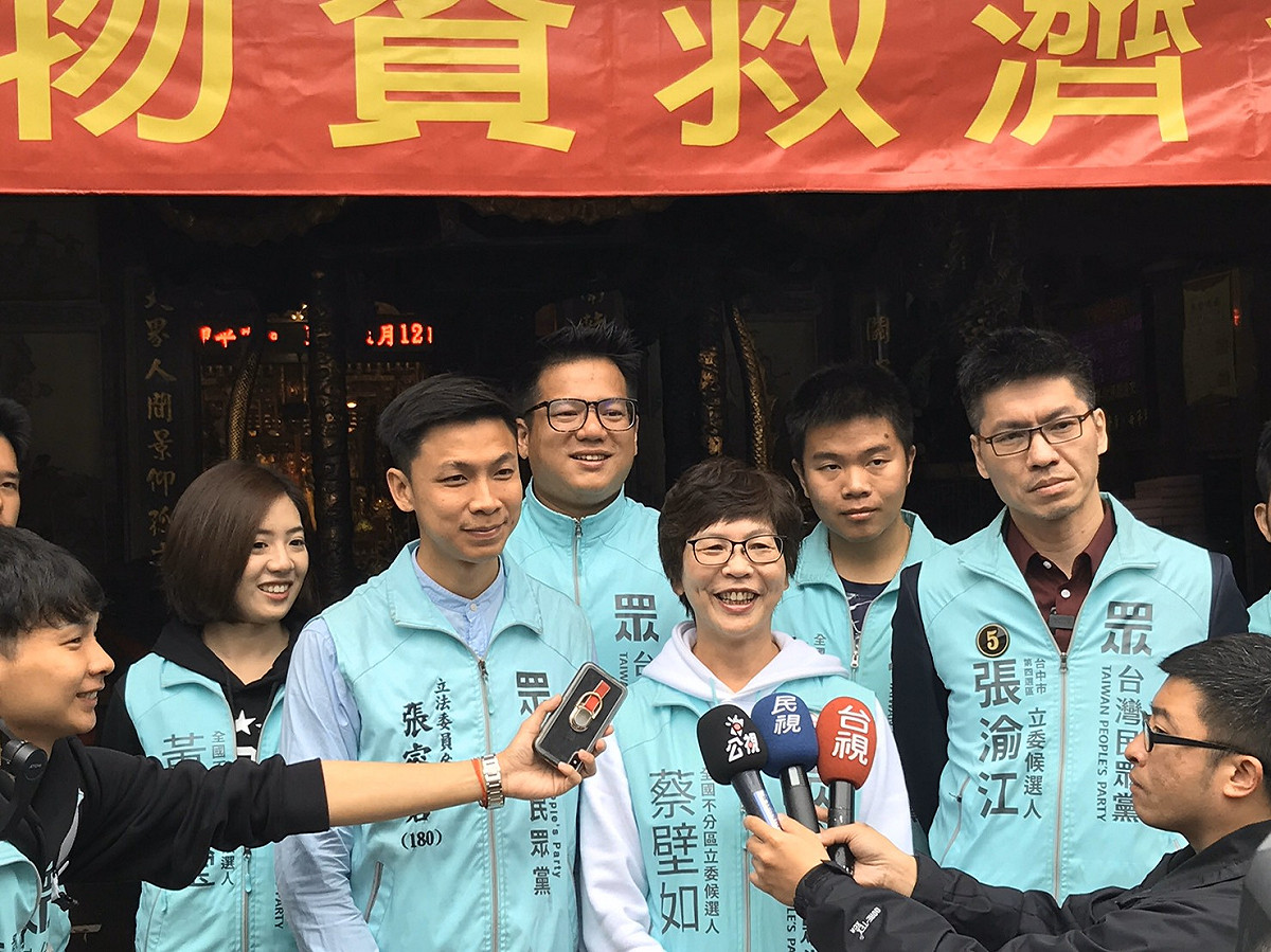 民眾黨不分區提名人蔡壁如今領黨籍不分區、區域立委候選人及後援會志工「全台大眾走」第12天到達台中。 圖：民眾黨 / 提供