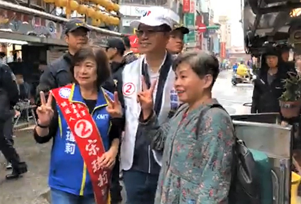 國民黨副總統參選人張善政今日前往基隆，陪同立委參選人宋瑋莉掃街拜票。 圖：翻攝自宋瑋莉臉書