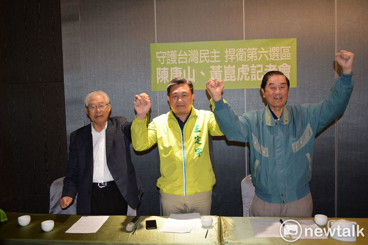 前總統秘書長陳唐山、國策顧問黃崑虎陪同王定宇在徠歸仁飯店，舉辦「守護台灣民主、捍衞第六選區」記者會。 圖：黃博郎／攝