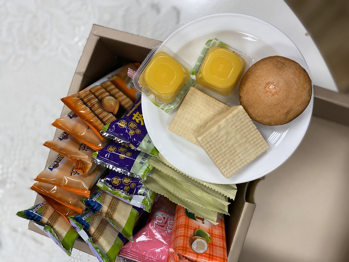 董氏基金會援引資料指出，當父母以食物當作給孩子的獎勵、或以食物解決孩子哭鬧行為，都會顯著增加孩子零食攝取量。 圖：葉宜哲／攝