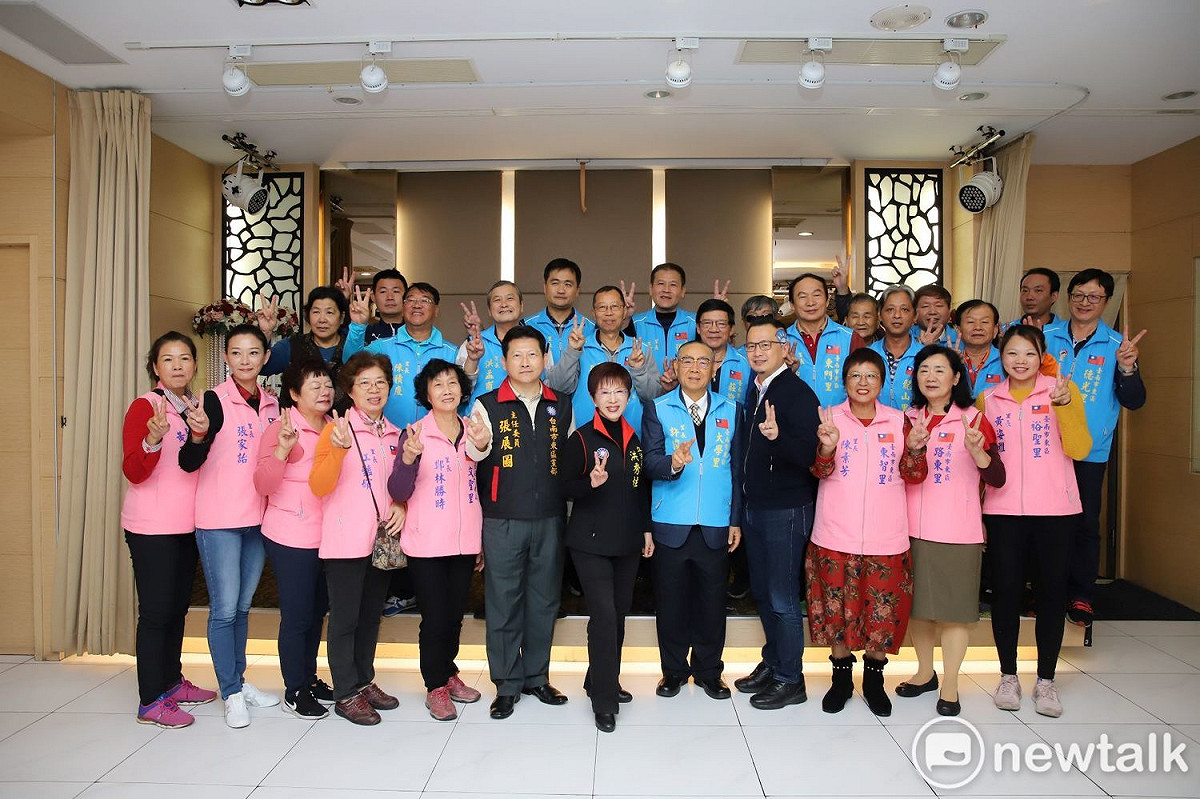 台南市東區30多位里長自發舉辦元旦升旗典禮，並邀曾擔任國民黨主席的立委候選人洪秀柱參加。 圖：黃博郎／攝