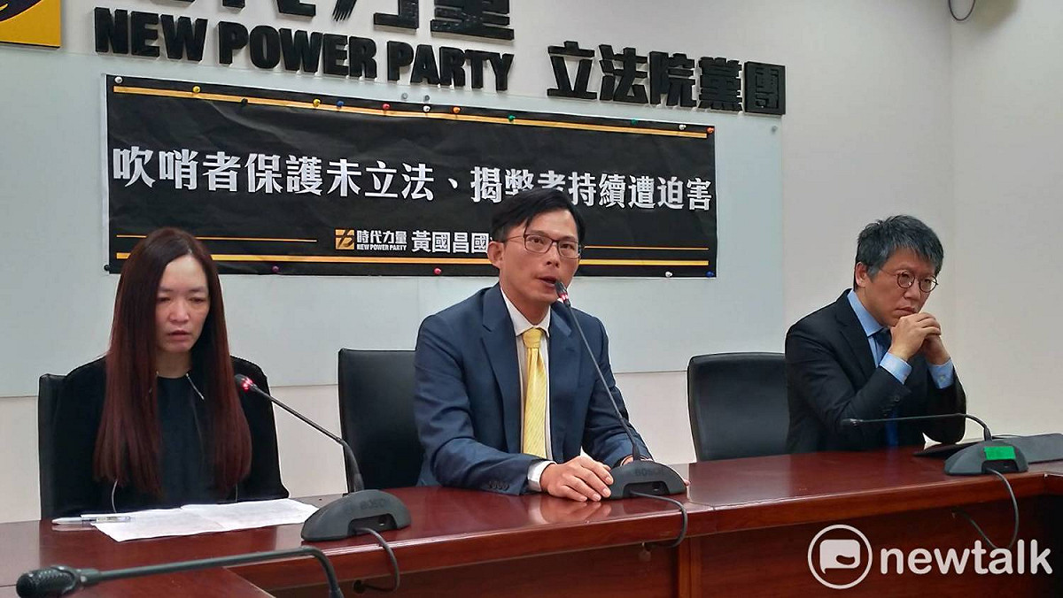 黃國昌今陪同揭弊者李小姐(左)，舉行「吹哨者保護未立法、揭弊者持續遭迫害」記者會。 圖：陳佩君／攝
