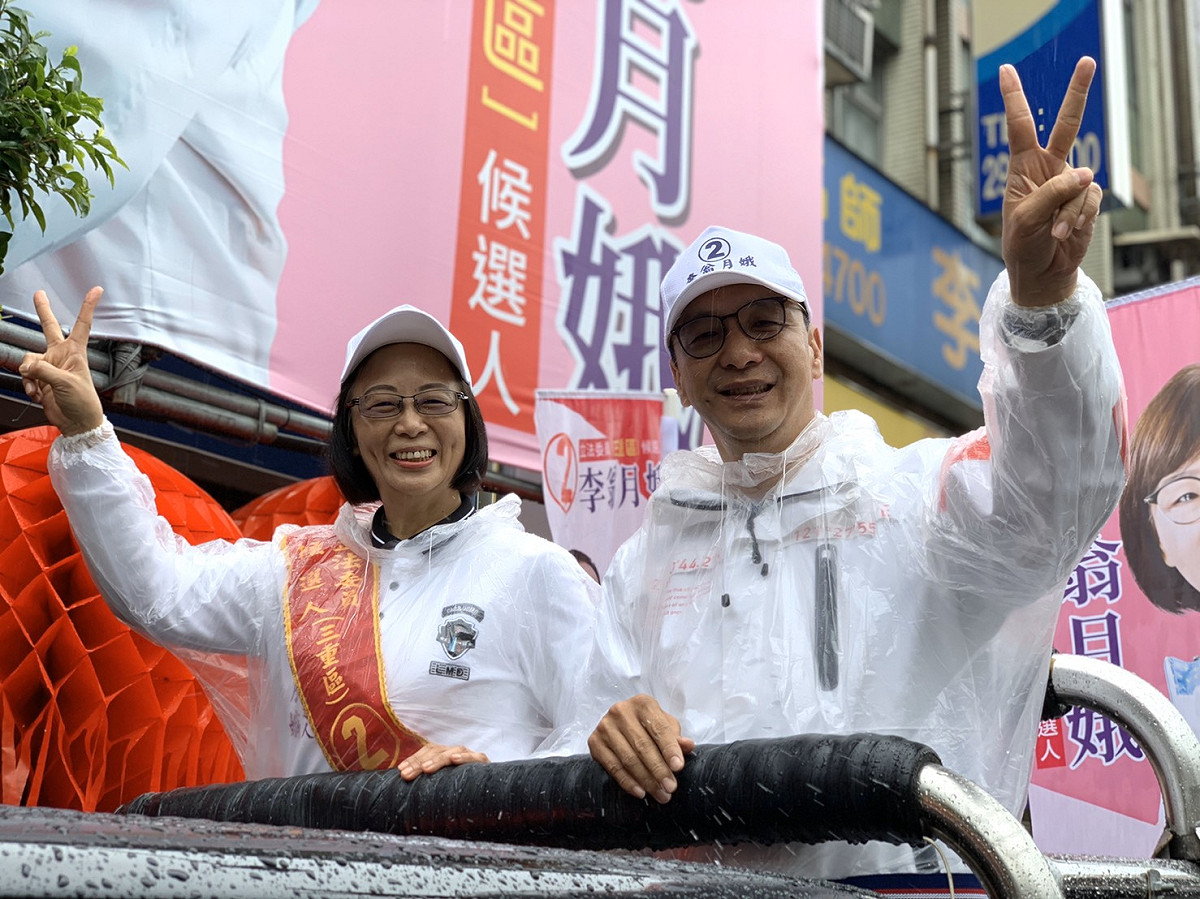 朱立倫今天回到新北陪同無黨籍立委候選人李翁月娥車隊掃街。 圖：朱立倫辦公室／提供