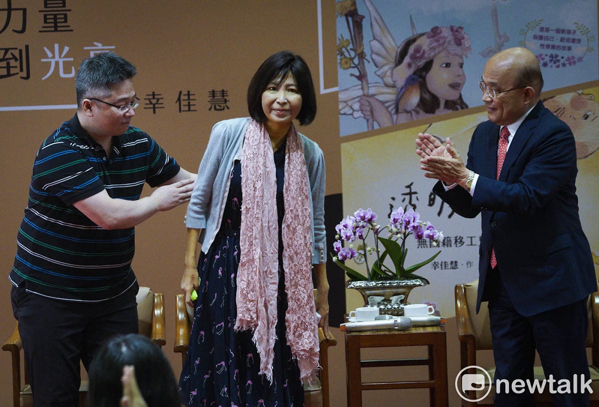 行政院長蘇貞昌在行政院大禮堂提前頒發2019年金鼎獎「特別貢獻獎」給罹患罕見的壺腹癌的兒童文學作家幸佳慧。 圖：張良一 /攝