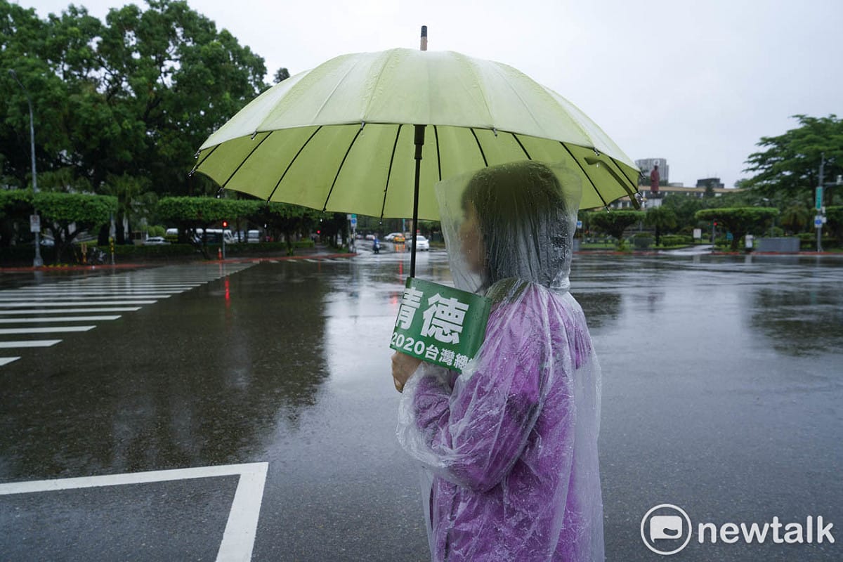 賴清德支持者冒雨在凱道等候參加黨內總統初選的賴清德掃街車隊的到來。 圖：張良一 /攝