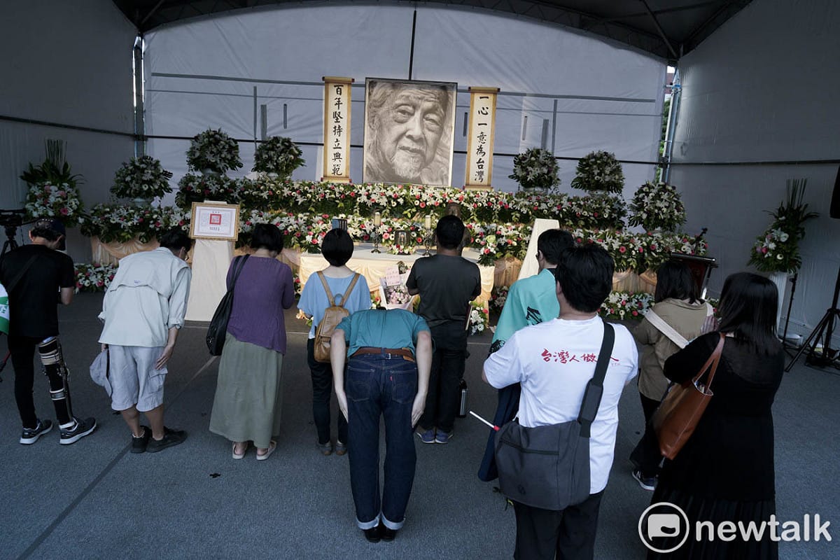 史明教育基金會在凱道為享年102歲的台獨運動先驅史明，舉行「振魂護國史明畢業典禮－與史明歐里桑再走一段台灣路」公祭，許多民眾在史明靈前鞠躬致意。 圖：張良一 /攝