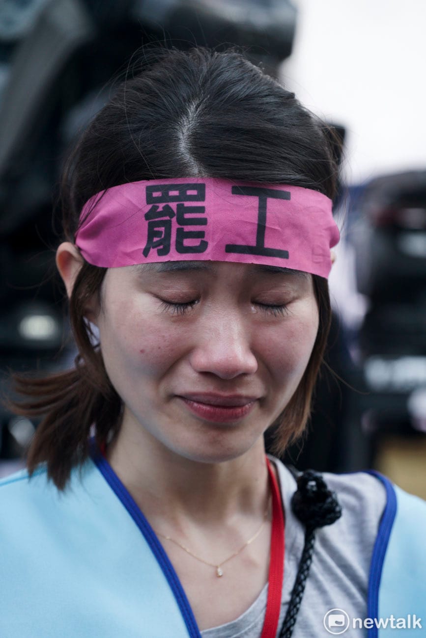 長榮航空空服員在桃園南崁長榮航空大樓外進行罷工抗爭。 圖：張良一 /攝﹙資料照﹚