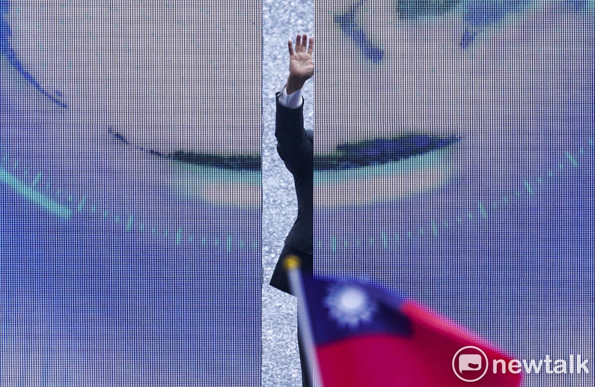前立法院長王金平舉行記者會，宣布參加國民黨總統黨內初選，記者會結束後，王走回簾幕後方，並向支持者揮手致意。 圖：張良一 /攝