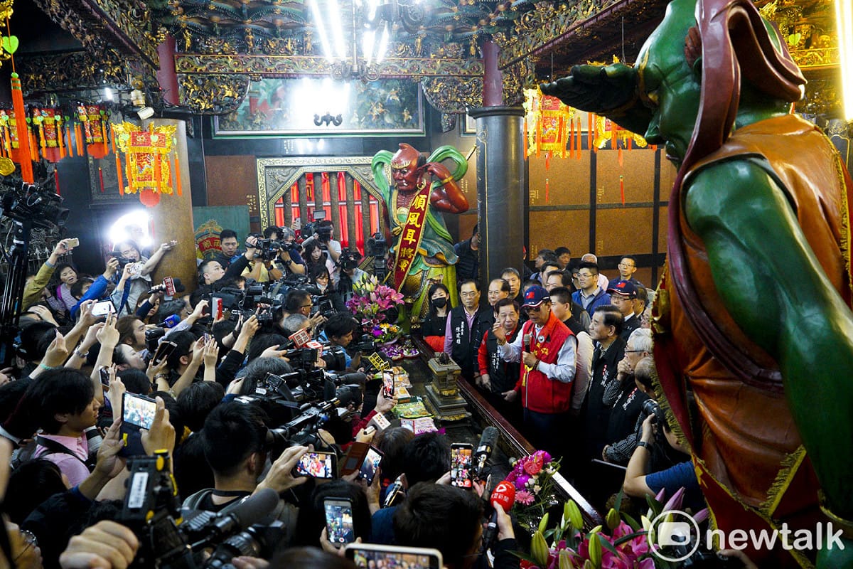 鴻海創辦人郭台銘前往新北板橋慈惠宮媽祖廟參拜、擲筊，參拜結束後，郭台銘表示：「媽祖叫我出來」，並說「我會遵照指示」。此舉被外界解讀為將參選2020總統。    圖：張良一 /攝