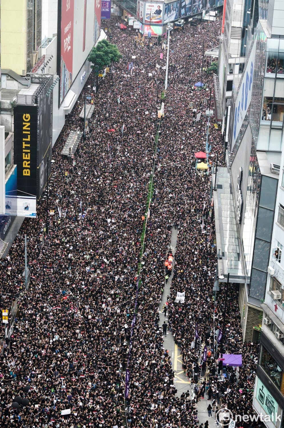 兩百萬香港民眾擠爆香港街頭，反對港府提出的送中條例。 圖：張良一 /攝