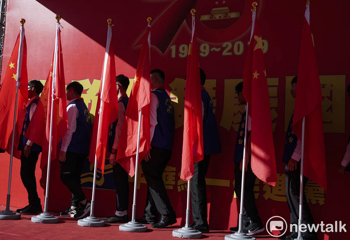 統促黨在台北火車站前舉行慶祝中華人民共和國成立70週年慶祝活動，由於是未獲批准的集會且擅自搭建舞台，但也僅被台北市政府公園處罰款2400元，引起軒然大波。圖為統促黨員在活動前彩排中國五星旗進場儀式。 圖：張良一 /攝