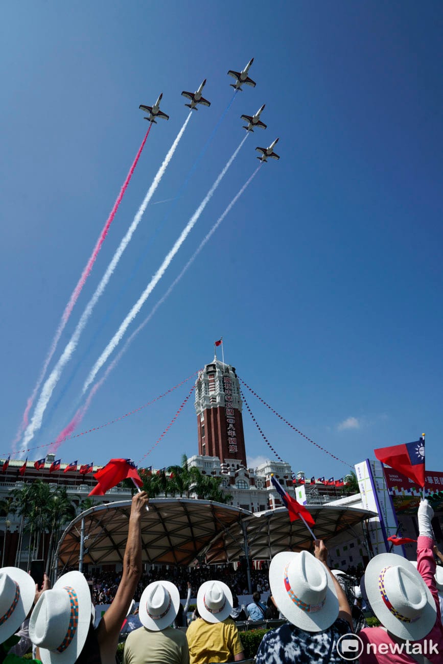 空軍雷虎小組的AT3自強號攻擊教練機，以大雁隊形衝場通過總統府上空，為國慶大會活動帶來最高潮。 圖：張良一 /攝